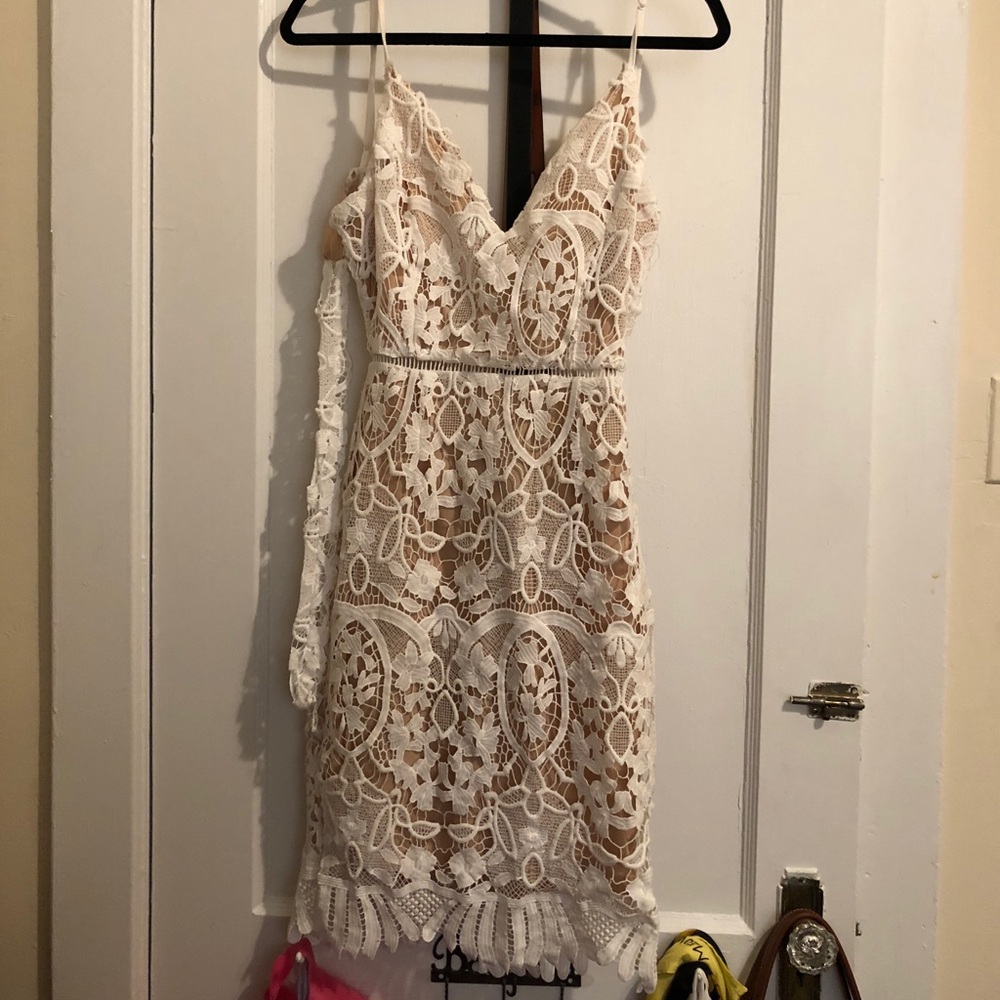 Size M AKIRA lace dress